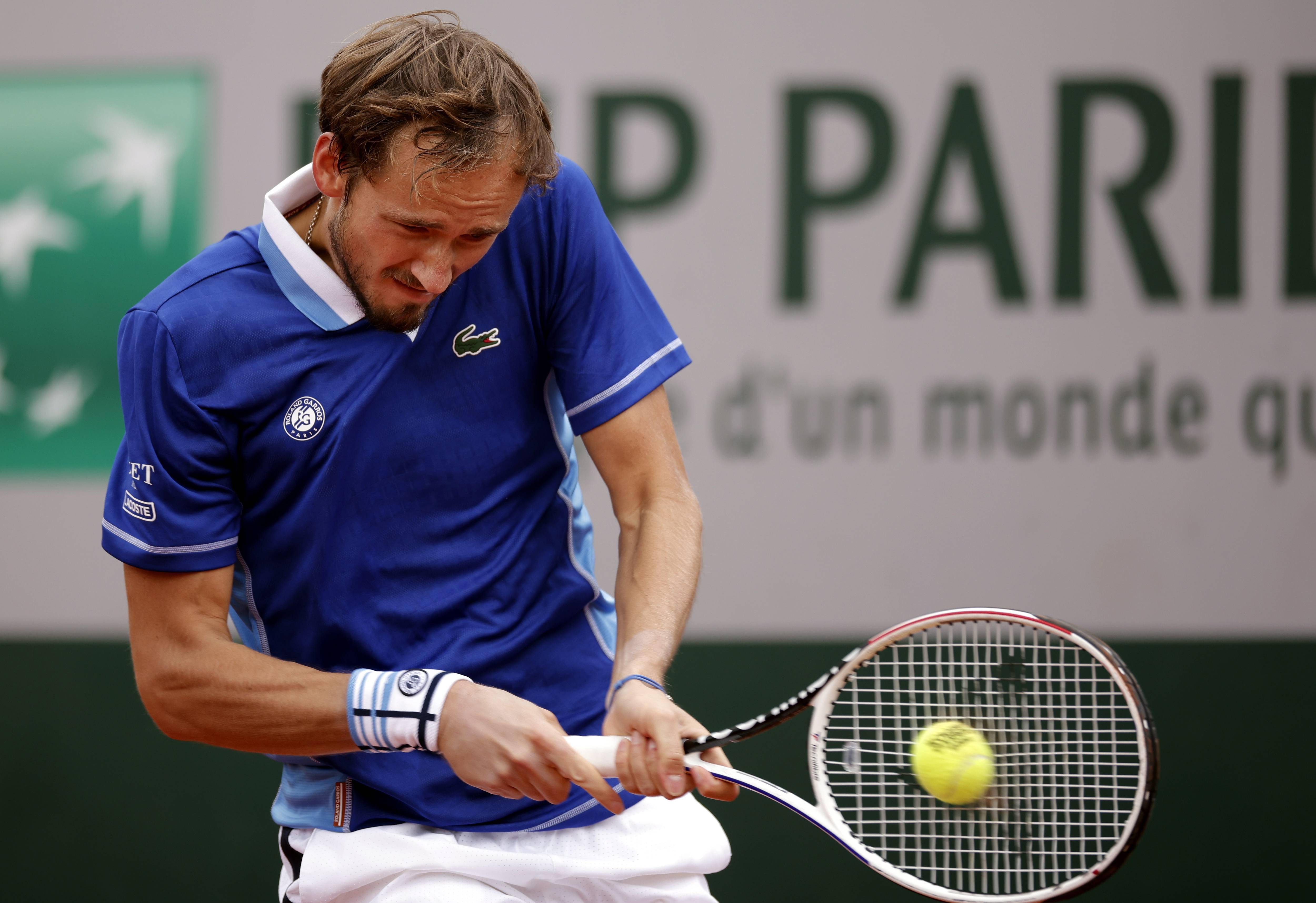 世界网球队横扫英国网球队，梅德韦杰夫三分雨点燃全场的简单介绍