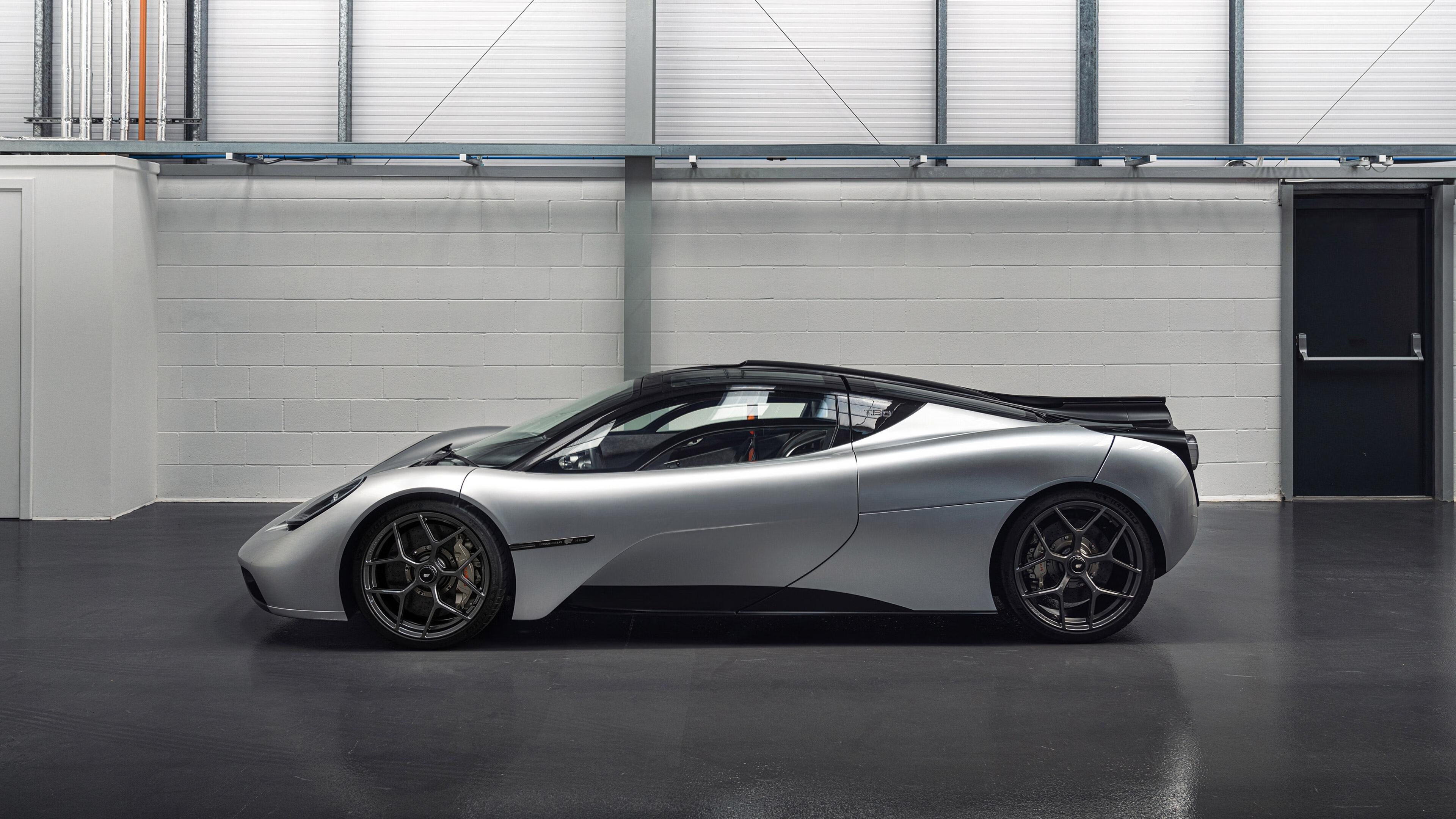 绿茵场与硬木地板的同频心跳，当宿命的哨声在两种时空响起