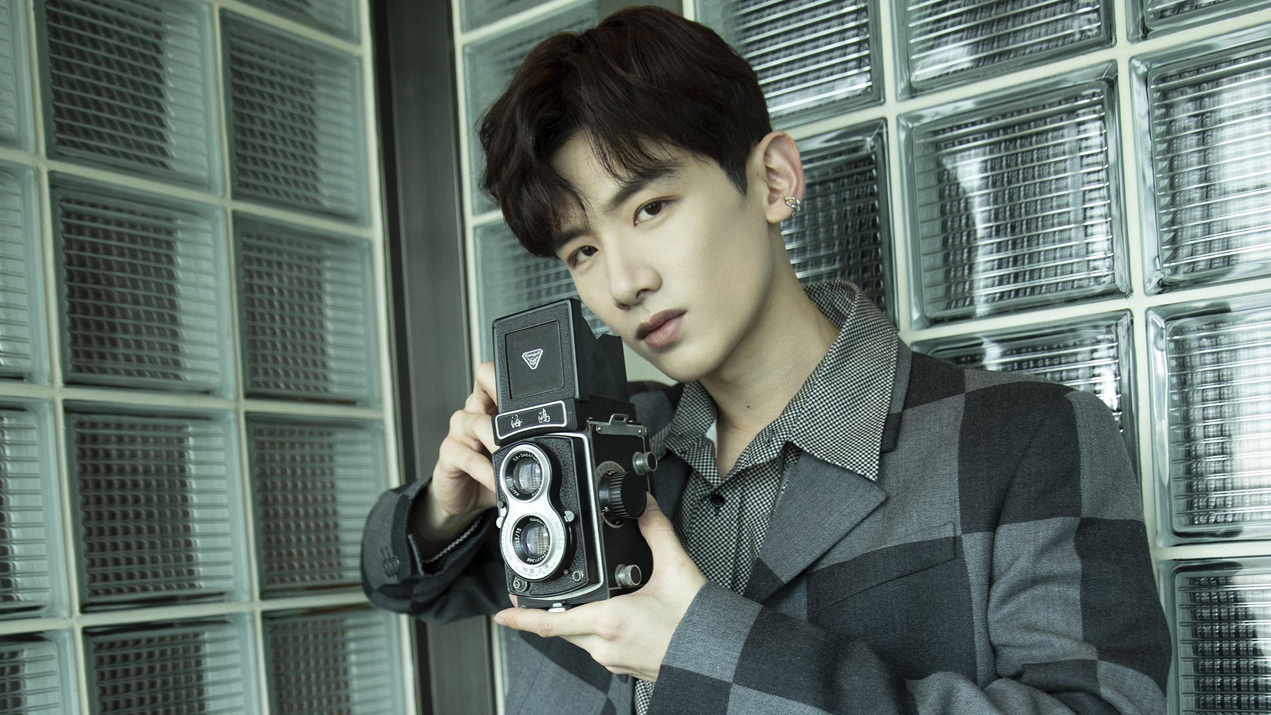 绿茵场与硬木地板的同频心跳，当宿命的哨声在两种时空响起